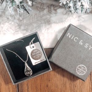 NIC & SYD SWAROVSKI PENDANT NECKLACE